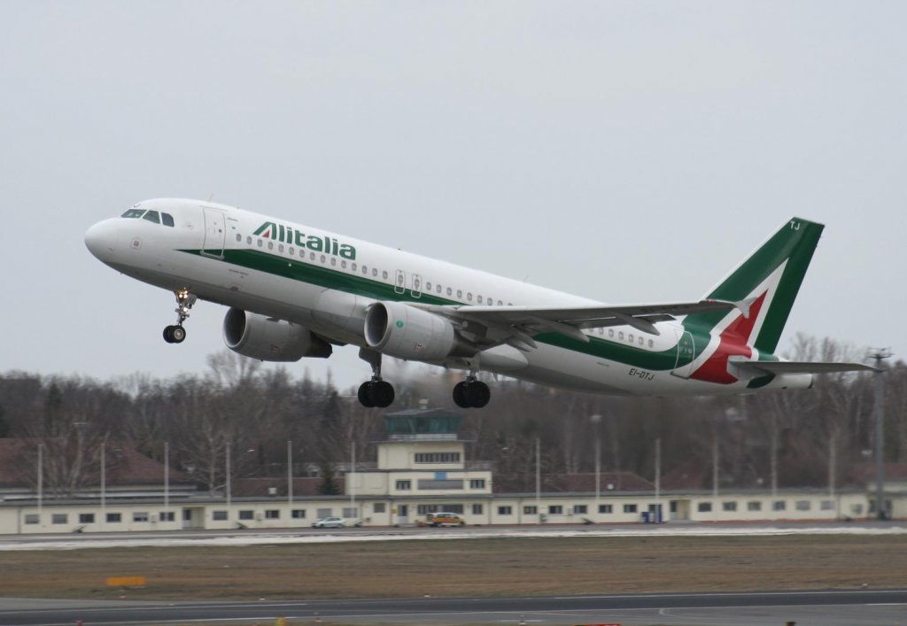 Alitalia A 320-216 EI-DTJ beim Start in Berlin-Tegel am 27.02.2010
