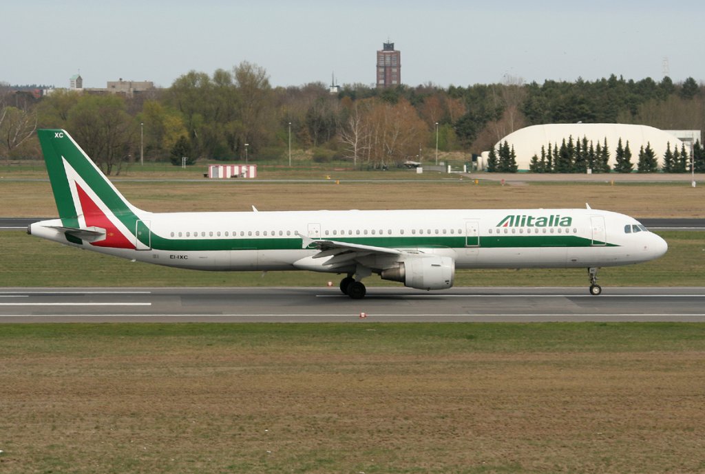 Alitalia A 321-112 EI-IXC beim Start in Berlin-Tegel am 15.04.2012