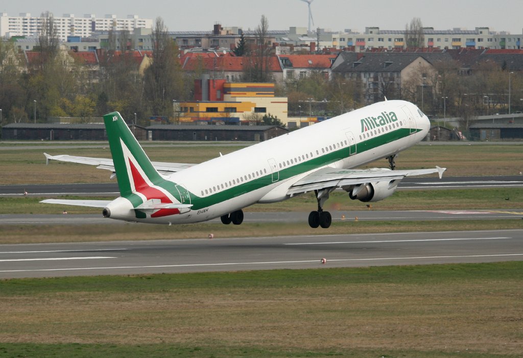 Alitalia A 321-112 EI-IXH beim Start in Berlin-Tegel am 15.04.2012