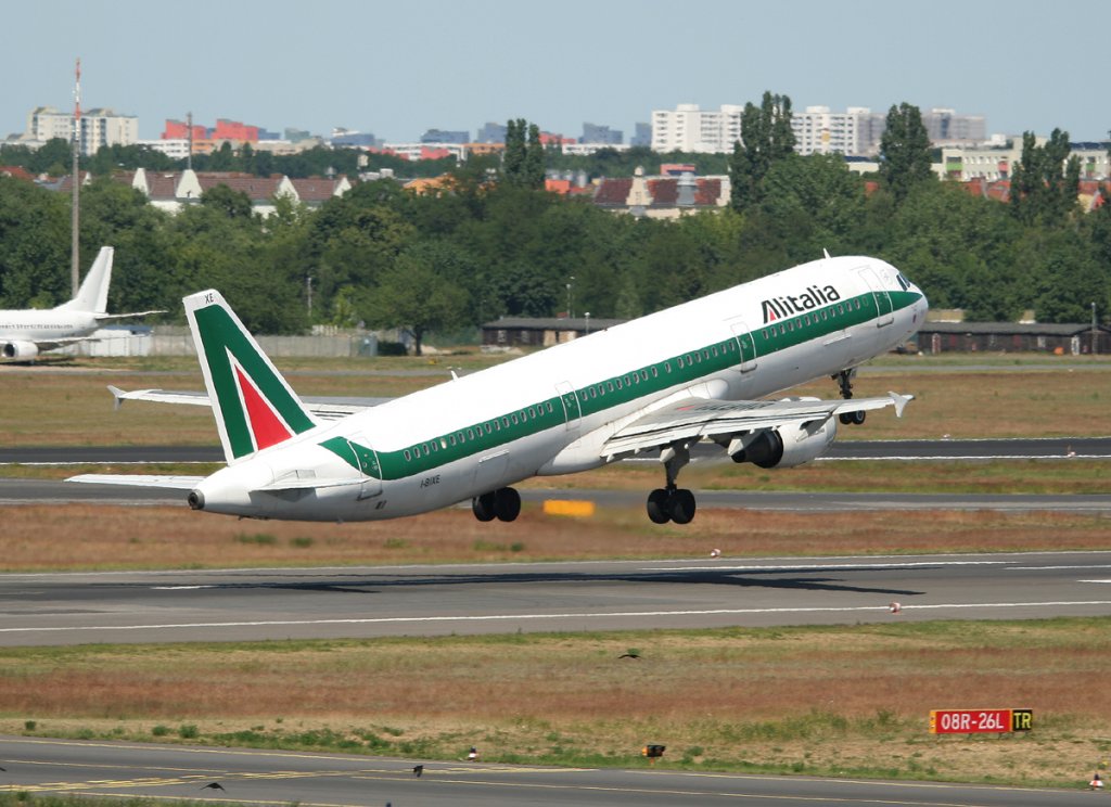 Alitalia A 321-112 I-BIXE beim Start in Berlin-Tegel am 02.06.2011