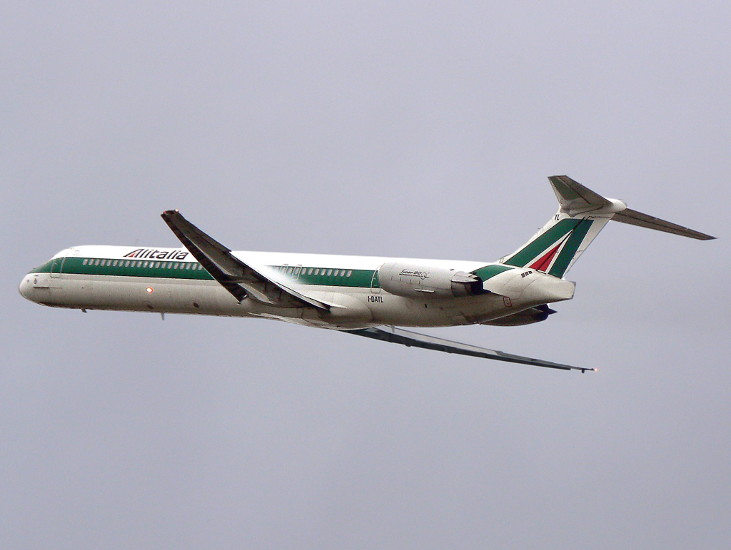 Alitalia MD-82 I-DATL nach dem Takeoff auf 24 in AMS / EHAM / Amsterdam am 12.07.2007