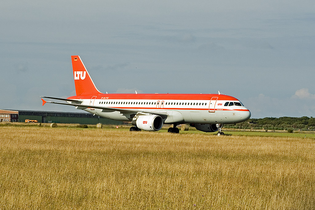 Als Ersatz fr eine ausgefalle Machine von Air Berlin war am 22. Juli 2007 die D-ALTG von LTU auf die Insel Sylt gekommen.