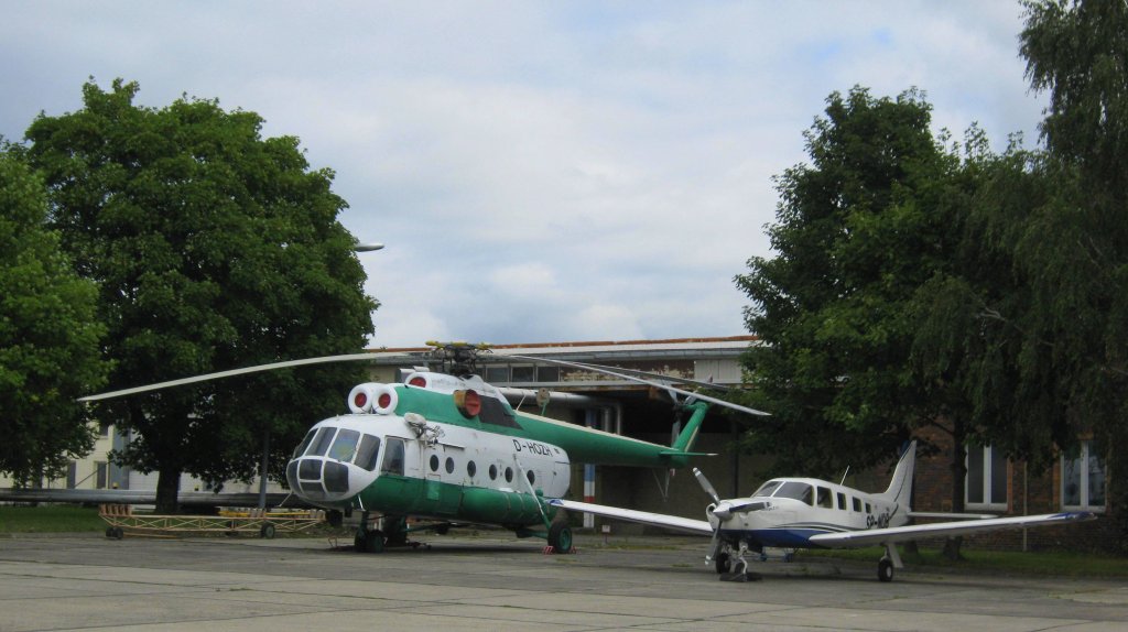 Alter Mil Mi-2 der Polizei auf dem Vorfeld in Berlin-Schnefeld am 17.08.10 