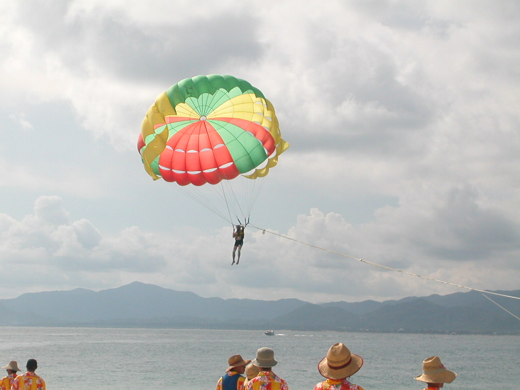 Am 05.07.2003 auf der chinesischen Insel Hainan. Von einem Motorboot gezogen und mit einem Schirm in der Luft kurz vor der Landung