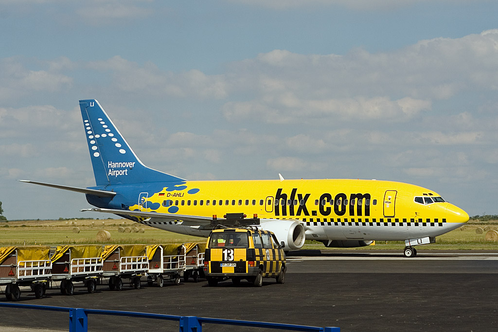 Am 1. Juli 2006 stand die D-AHLI von HLX mit der Flughafen-Hannover-Werbung auf dem Vorfeld 1 des Flughafen Sylt.