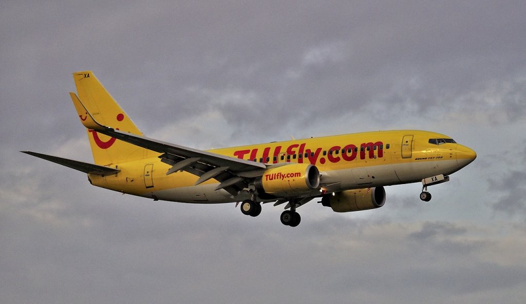 Am 17.11.2009 eine Boeing der TUI im Anflug auf den Flughafen Zrich