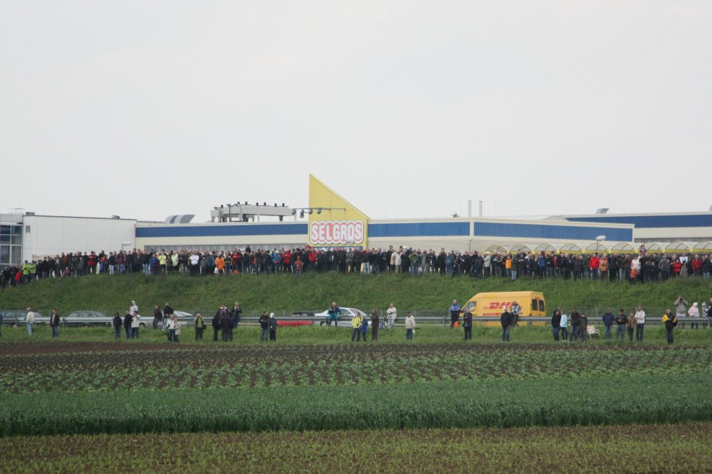 Am 2. Juni 2010 kam der erste Airbus A380-800 der Deutschen Lufthansa zum ersten Mal nach Stuttgart. Dieses Ereignis zog weit ber 10.000 Menschen zum Flughafen. 