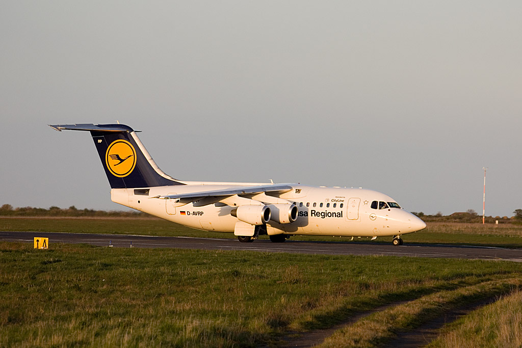 Am 2. Mai 2010 rollte die D-AVRP von der Lufthansa Tochter CityLine vom Terminal 1 zur Startbahn um nach Mnchen zurck zufliegen.