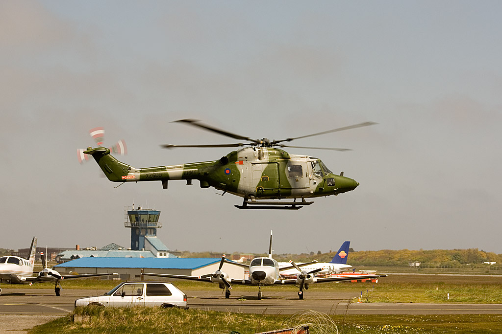 Am 21. Mai 2010 machte die XZ609 der British Army einen Tankstopp auf dem Flughafen der Insel Sylt und flog anschlieend zurck nach Grobritianien. Im Hintergrund ist die D-AHII von Hamburg International zu erkennen, welche fr Air Berlin nach Sylt gekommen ist.