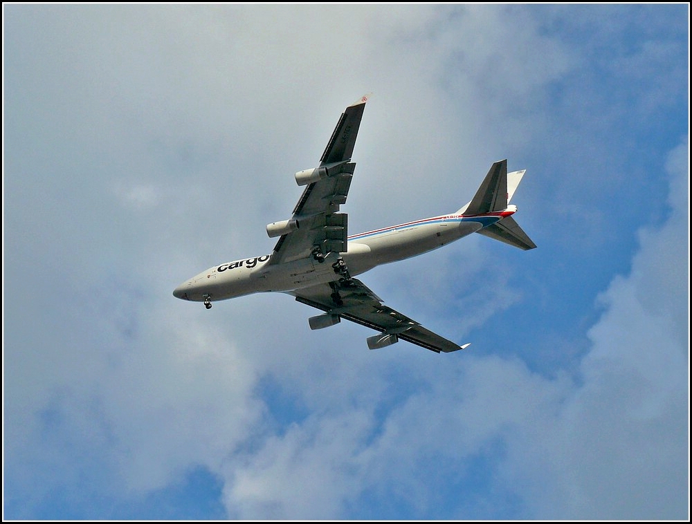Am 22.06.2009 berflog die Boeing 747 der Cargolux  LX-TCV  den Bahnhof von Luxemburg um wenig spter auf dem Flughafen von Luxemburg zu landen.
