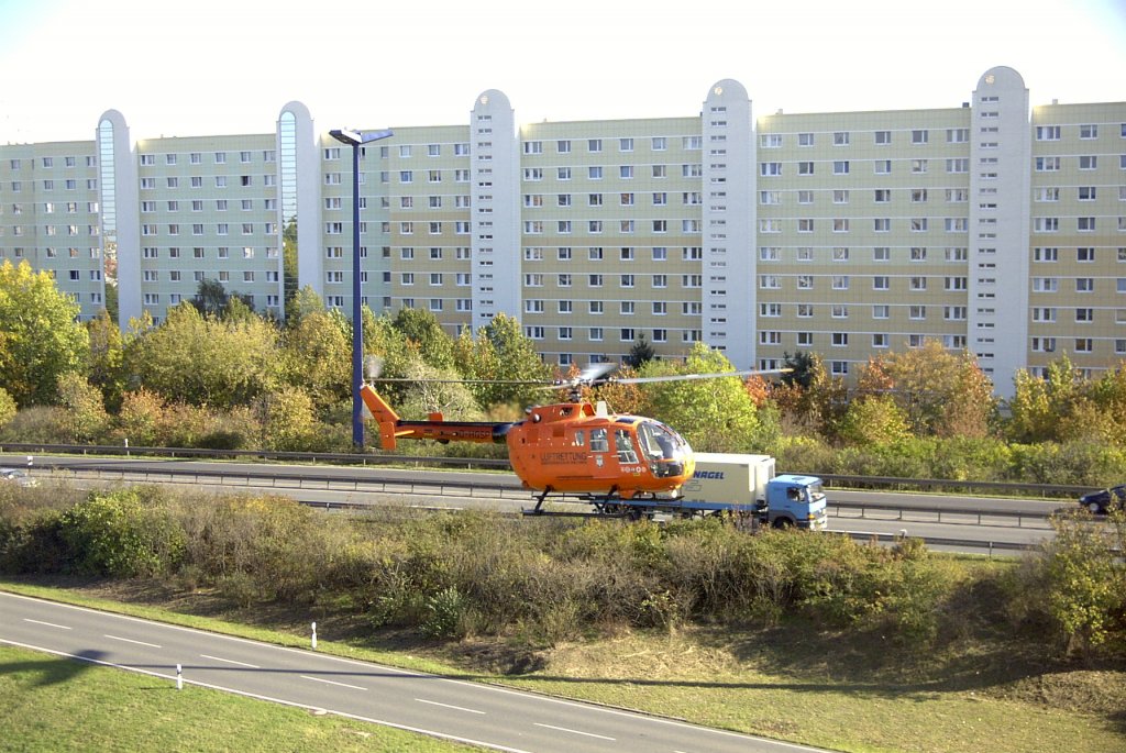 Am 23.4.2005 .. Bo 105 Landung im Stadtgebiet von Magdeburg