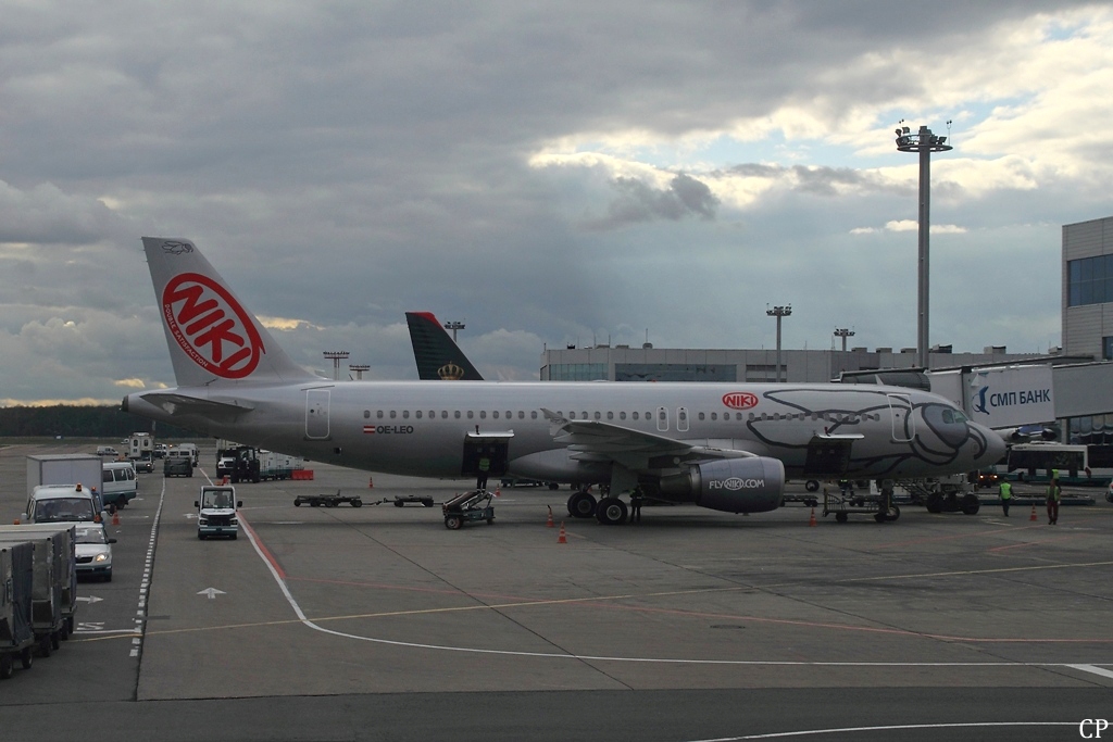 Am Gate wartet der A320-200 der Flyniki auf Fluggste nach Wien. (Moskau-Domodedowo, 4.9.2011)