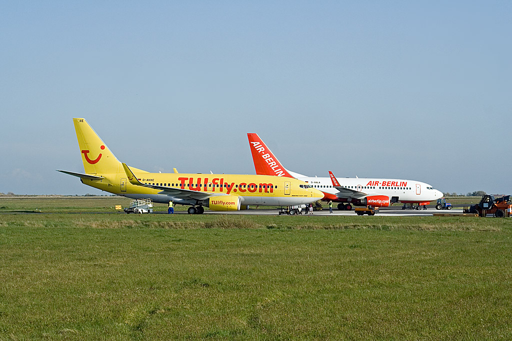 Am Nachmittag des 2. mai 2008 stand die D-AHXE von TUIFly und die D-ABLA von Air Berlin auf dem Vorfeld 1 des Flughafen Sylt. Die Machine von TUIFly kam aus Kln und die von Air Berlin kam aus Dsseldorf.