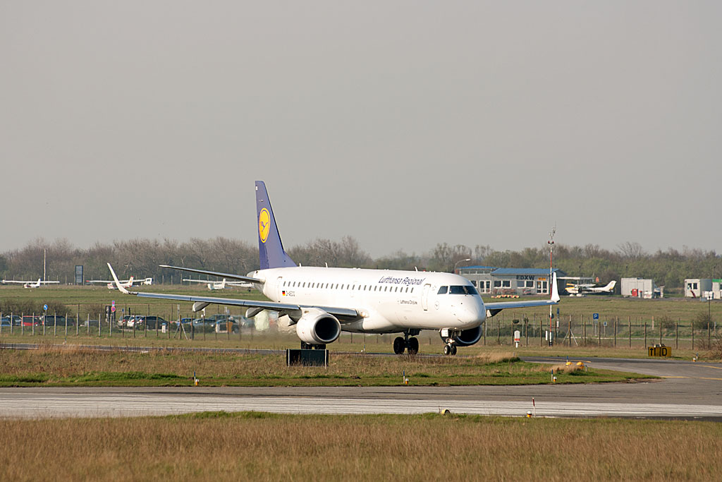 Am Rollhalt vor der Runway stand am 24. April 2011 die D-AECG, um etwas spter wieder nach Frankfurt zurck zu fliegen.
