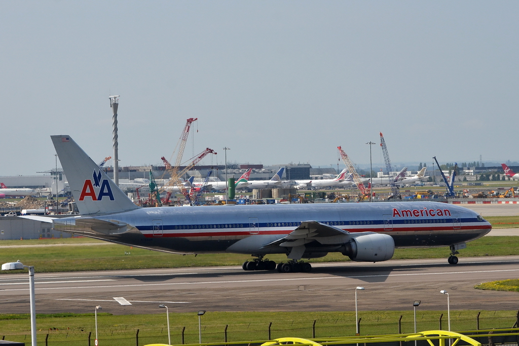 American Airlines, N754AN, Boeing 777-223/ER. Ich erwhnte es ja schon mal, ich finde die Bemalung super und immer noch modern. 31.7.2011 
