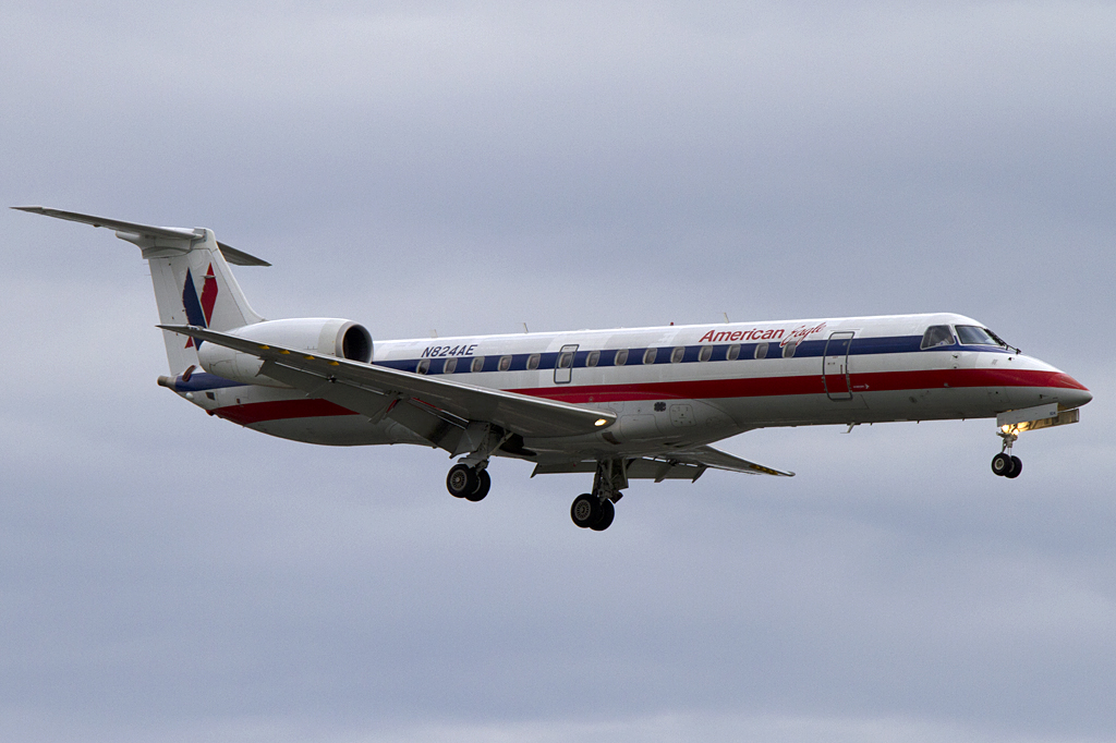 American Eagle, N824AE, Embraer, EMB-135KL, 24.08.2011, YUL, Montreal, Canada 




