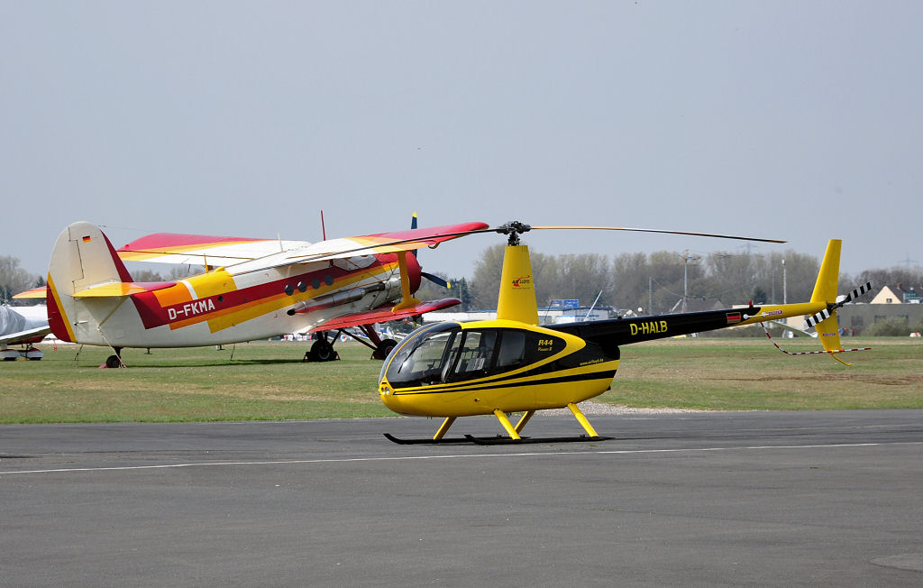 AN-2 D-FKMA und R 44 Raven II D-HALB, abgestellt am Flugplatz Bonn-Hangelar 07.04.2010