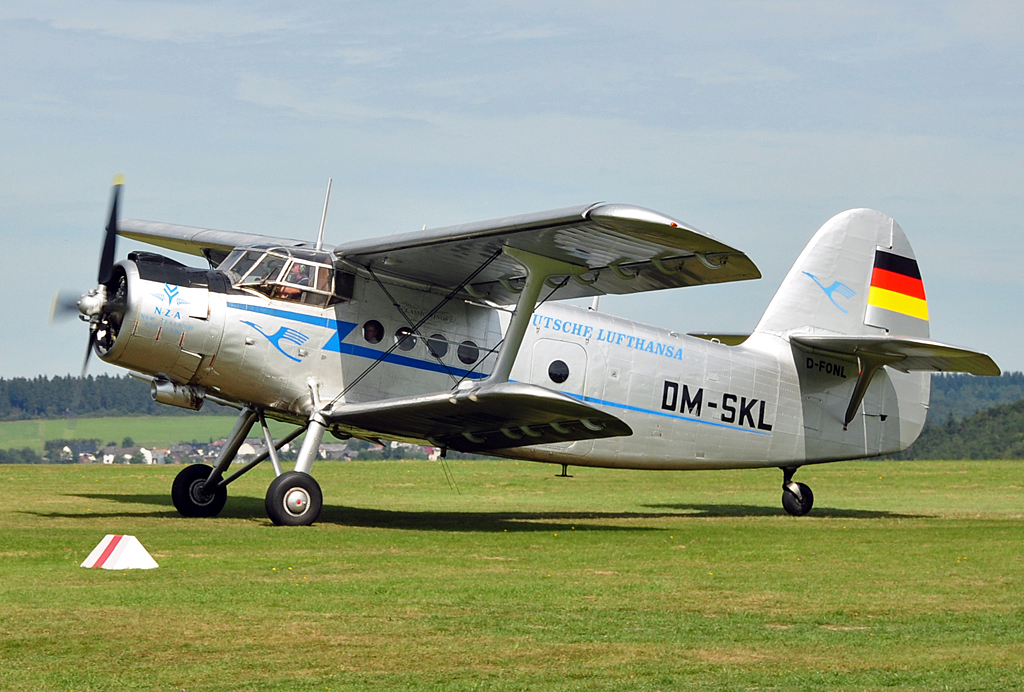 An-2T D-FONL  treibt  sich fast auf allen Flugpltzen in Deutschland herum, hier in Wershofen/Eifel - 02.09.2012