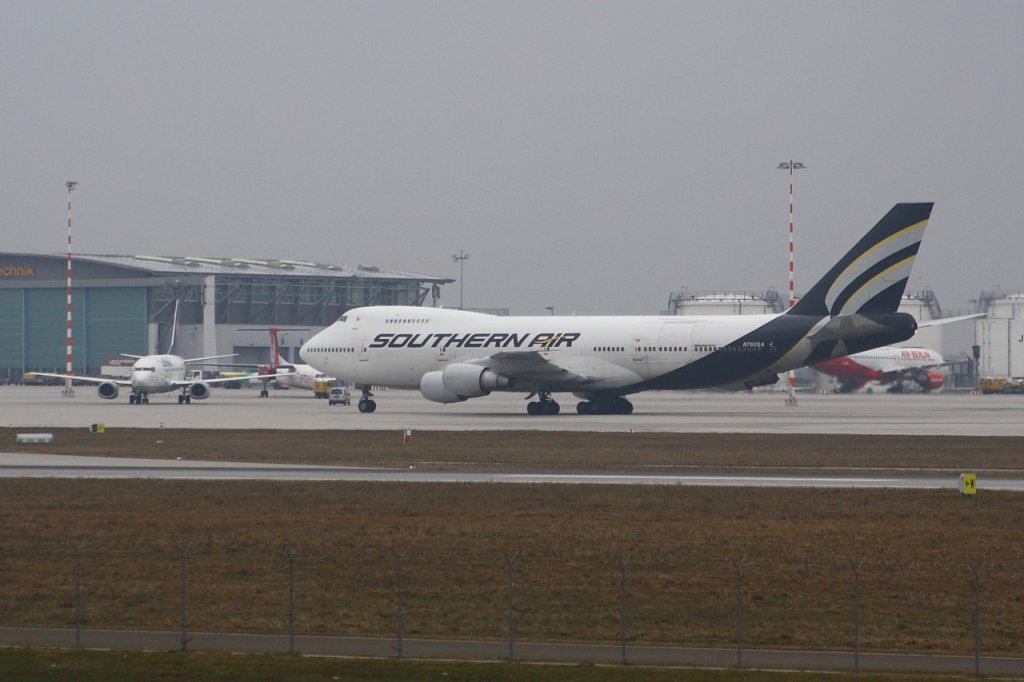 An diesem Bild sieht man deutlich, wie gro eine Boeing 747-230 ist. Die 11,13 m hohe Boeing 737 sieht im Gegensatz zu der 747 wirklich klein aus, die genau 19,33m hoch ist.
Dieses Aufeinandertreffen ereignete sich am 6. Mrz 2011 auf dem Flughafen Stuttgart-Echterdingen um 10.20 Uhr.
