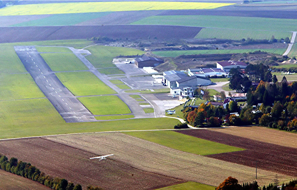 Anflug auf den Flugplatz Aalen-Elchingen, im Vordergrund tiefer eine Cessna 172 - 04.10.2004