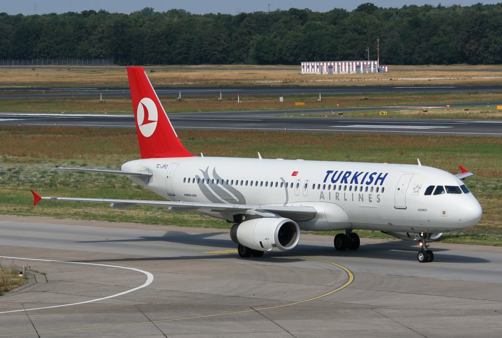 Ankunft des Turkish Airlines A 320-232 TC-JPO am 31.07.2010 auf dem Flughafen Berlin-Tegel