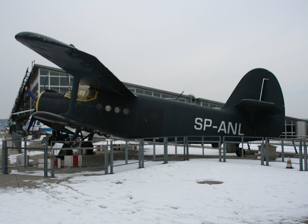 Antonov An-2 SP-ANL in der Ausstellung auf der Besucherterrasse des Flughafens Stuttgart am 10.03.2010