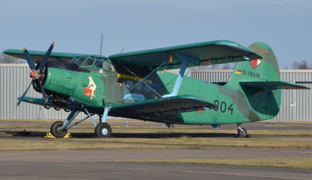 ANTONOW AN-2 der grte heute noch fliegende einmotorige Doppeldecker der Welt. Er wird fr Rundflge bis zu 9 Personen am Flughafen Strausberg heute noch genutzt. Die Produktion begann 1947 bis 1987 in Europa, mit 15000 Stck. Diese Maschine wurde 1975 gebaut und von der damaligen NVA genutzt. Gesehen am 14.04.2013 am Flugplatz in Strausberg. Technische Daten:  Lnge12,74 m, Flgelspannweite oben: 18,18 m / unten: 14,24 m Hhe (im Stand) 4,13 m,  Hchstgeschwindigkeit 258 km/h (in 1750 m Hhe), Flugreichweite1.390 km (bei max. Betankung, ohne Reserven). 