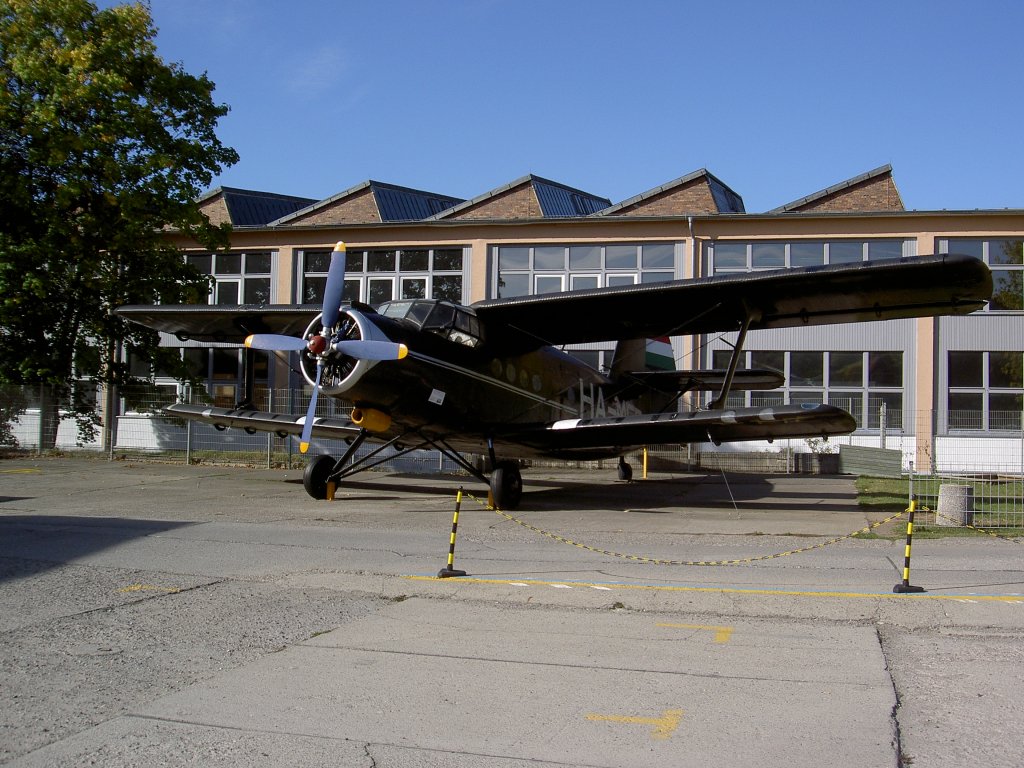 Antonow AN-2 vor dem Luftfahrtmuseum Wernigerode (01.10.2012)