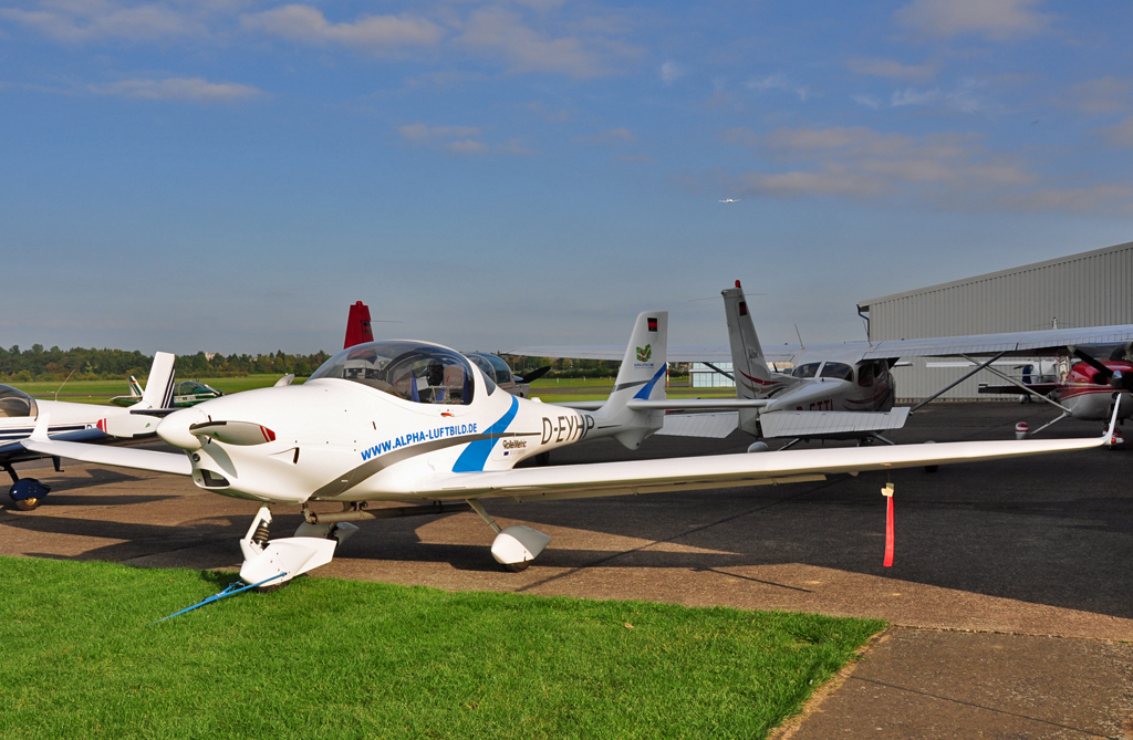 Aquila 210 D, D-EYHP, von  Alpha Luftbild  auf dem Flugplatz Bonn-Hangelar - 08.10.2010