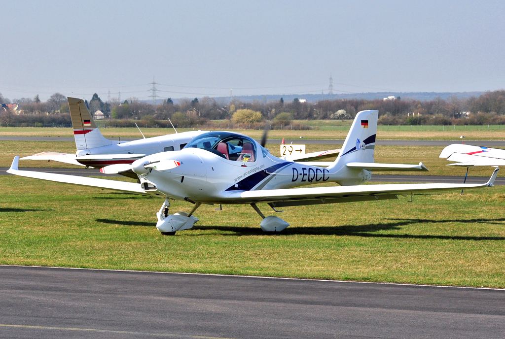Aquila A 210 D-EQCC auf dem Flugplatz Bonn-Hangelar - 23.03.2011