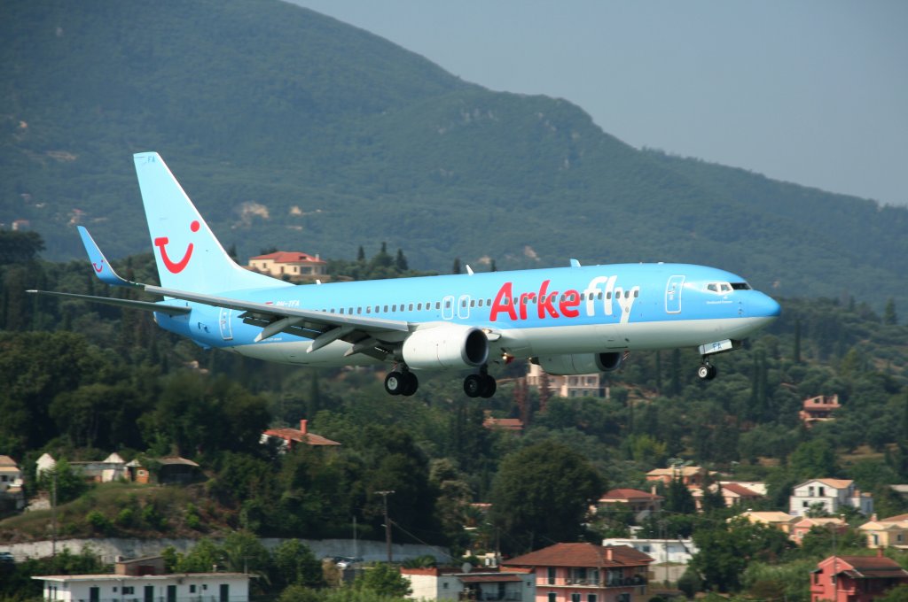 Arkefly B 737-8FH(WL) PH-TFA kurz vor der Landung in Korfu am 17.07.2010
