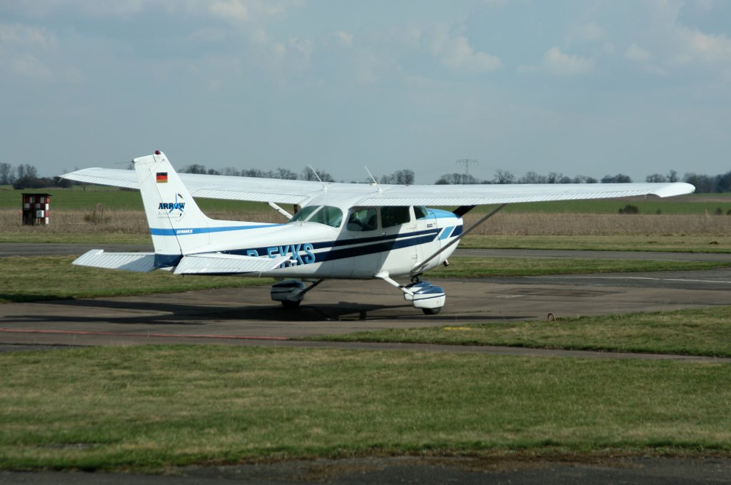 Arrow Air Service Cessna 172N D-EKKS am 02.04.2010 auf dem Flugplatz Strausberg