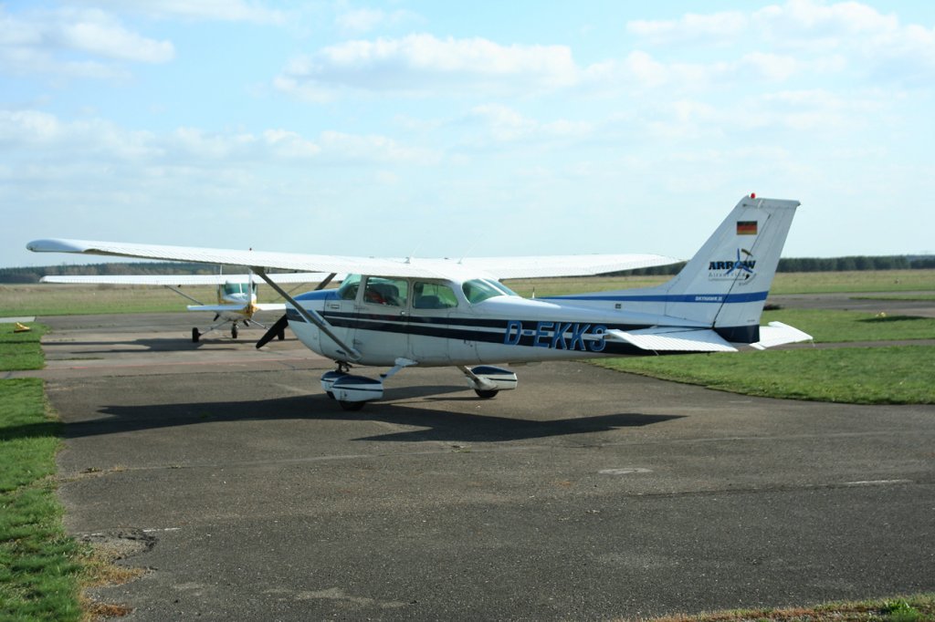 Arrow Air Sevice Cessna 172N D-EKKS am 16.04.2010 auf dem Flugplatz Strausberg