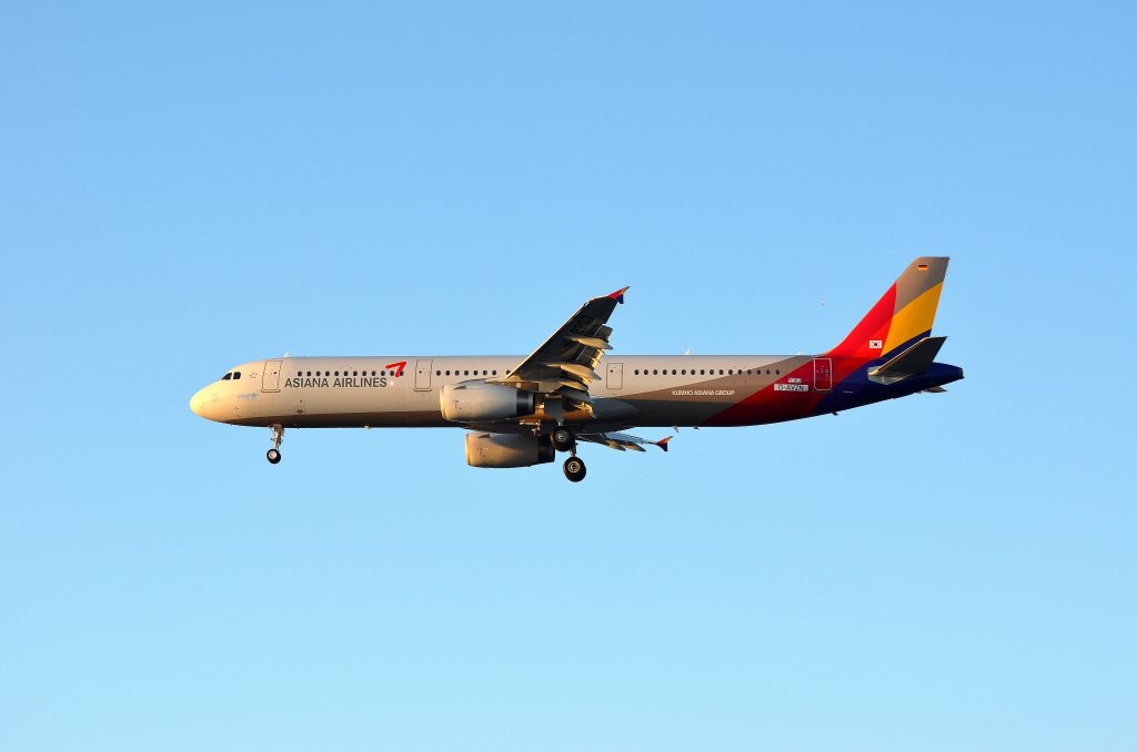 Asiana Airlines Airbus A321 Werkskennung D-AVZN im Landeanflug auf das Airbuswerk Hamburg Finkenwerder aufgenommen am 06.12.12