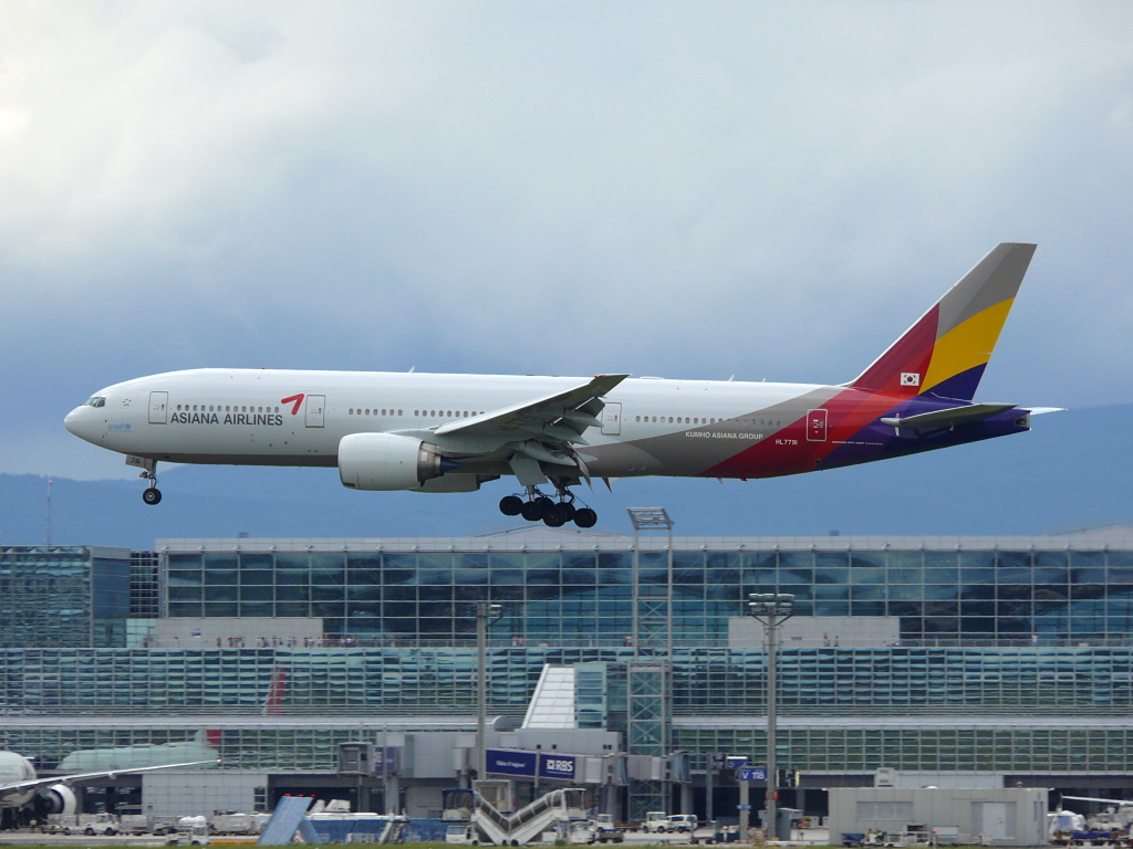 Asiana Airlines; HL7791; Boeing 777-28E(ER). Flughafem Frankfurt/Main. 12.06.2010.