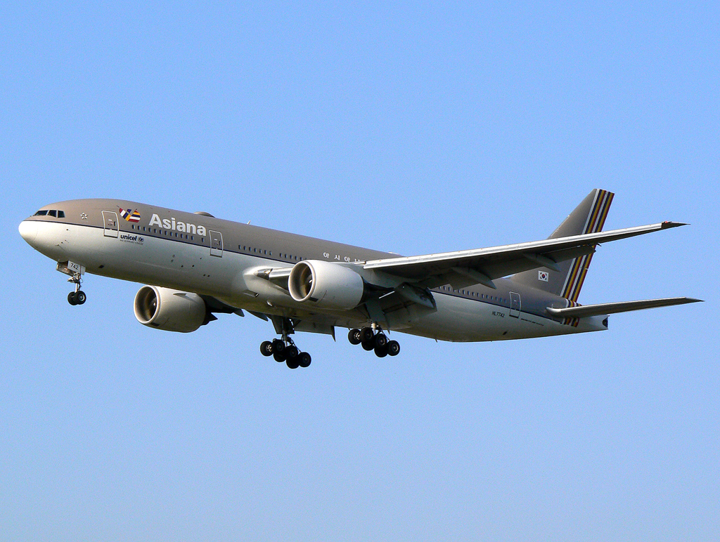 Asiana B777-200 HL7742 im Anflug auf 25L in FRA / EDDF / Frankfurt am 23.09.2007