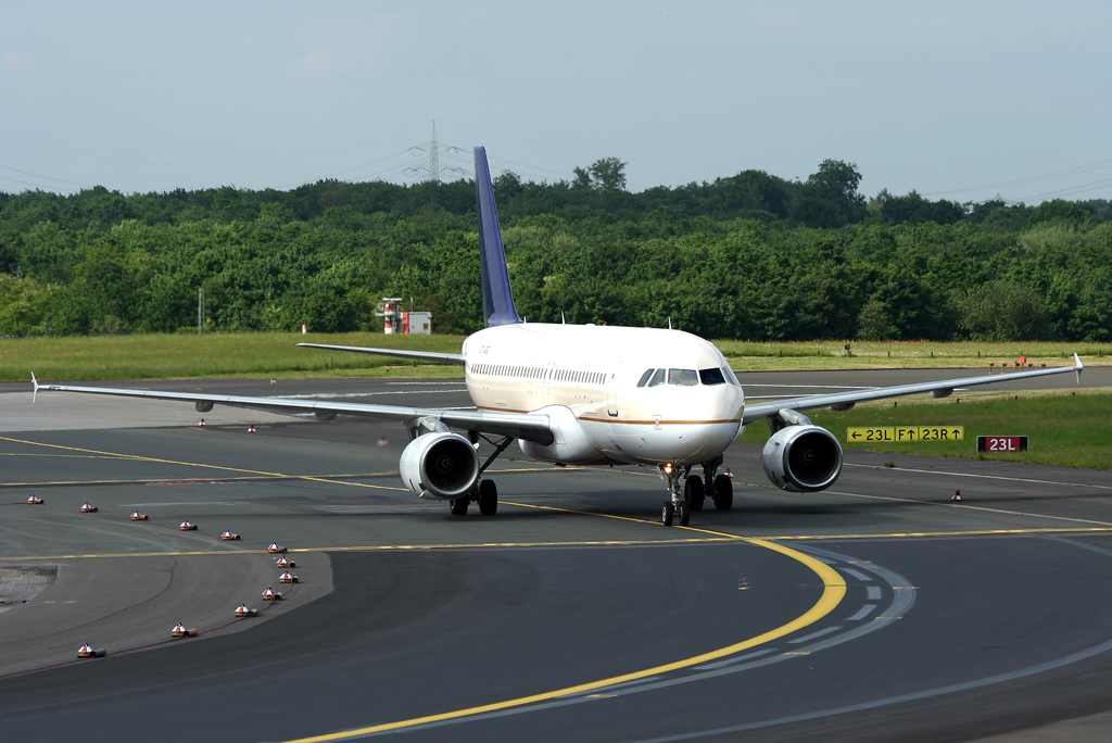 Atlas Jet A320 TC-OGL nach dem Verlassen der 05R in DUS / EDDL / Dsseldorf am 18.05.2008