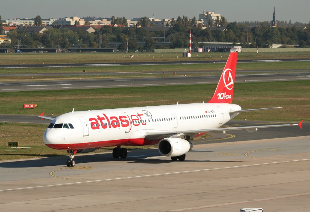 Atlasjet A 321-231 TC-ETH bei der Ankunft in Berlin-Tegel am 01.10.2011