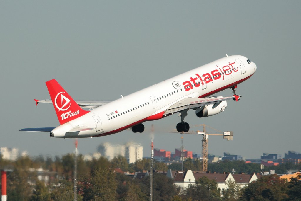 Atlasjet A 321-231 TC-ETH beim Start in Berlin-Tegel am 01.10.2011