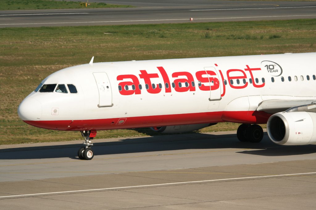 Atlasjet A 321-231 TC-ETH mit Schriftzug  10th YEAR  am 01.10.2011 auf dem Weg zum Start in Berlin-Tegel am 01.10.2011