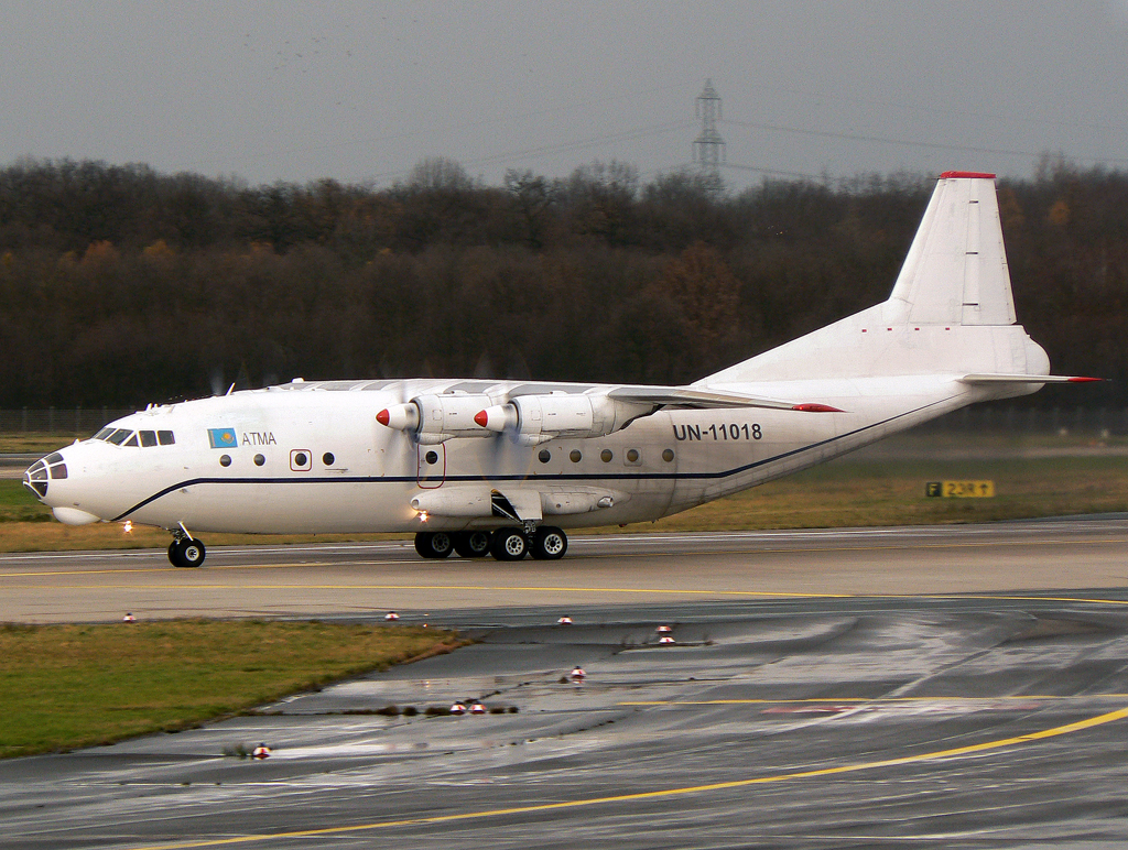 ATMA An-12 UN-11018 beim Takeoff auf 23L in DUS / EDDL / Düsseldorf am 25.11.2007
