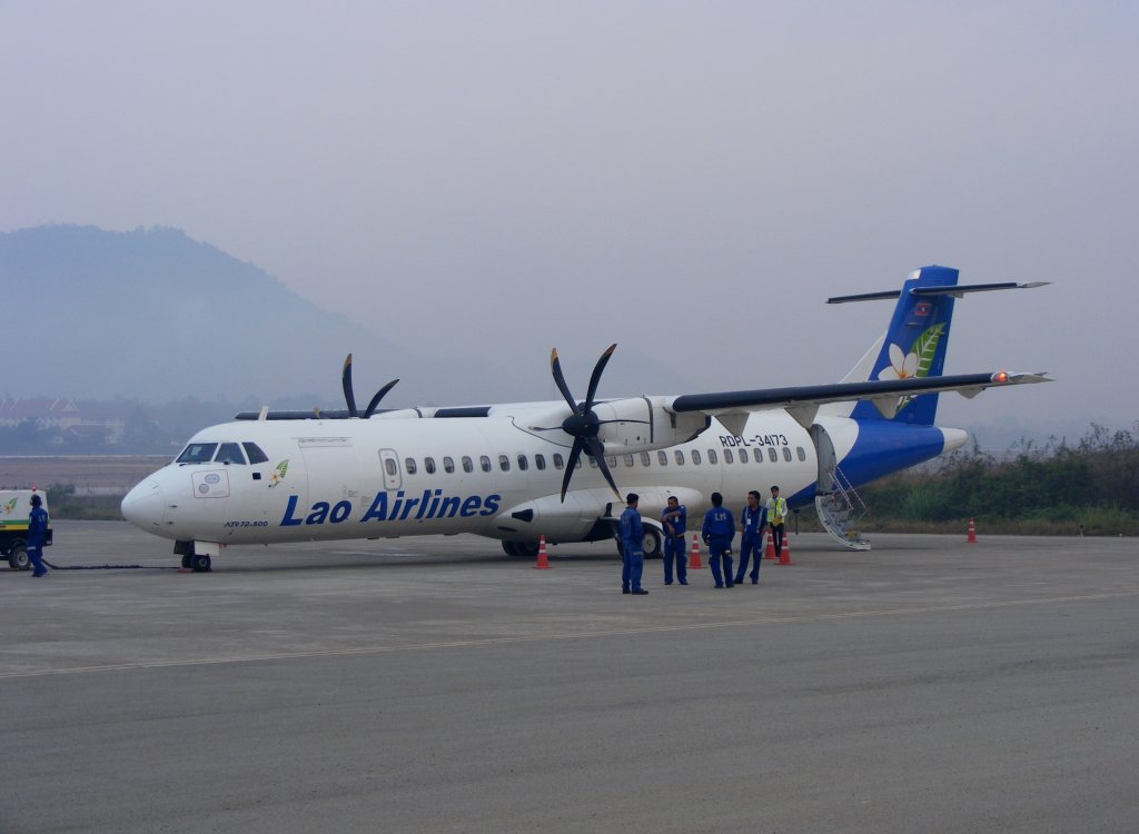 ATR-72-500 RDPL-34173 von LAO AIRLINES auf dem Airport Luang Prabang (LPQ) in Laos am 30.1.2012