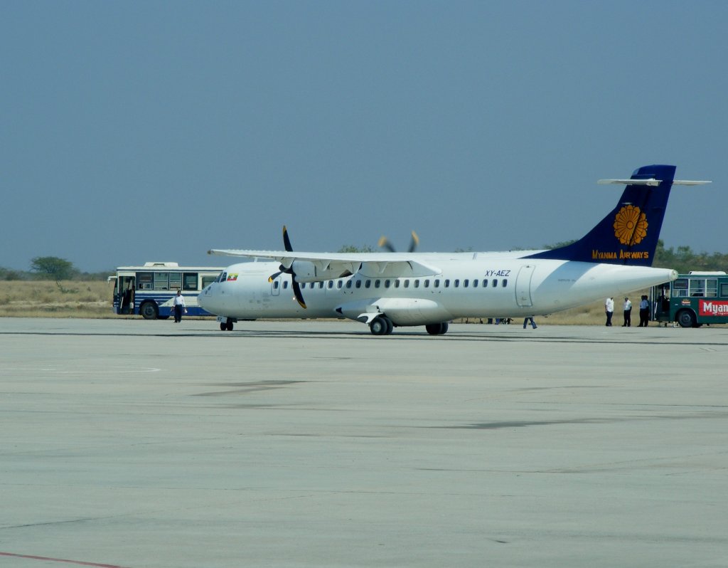 ATR-72-500 XY-AEZ von MYANMA AIRWAYS auf dem Airport Mandalay (MDL)in Myanmar(Burma) am 22.1.2012