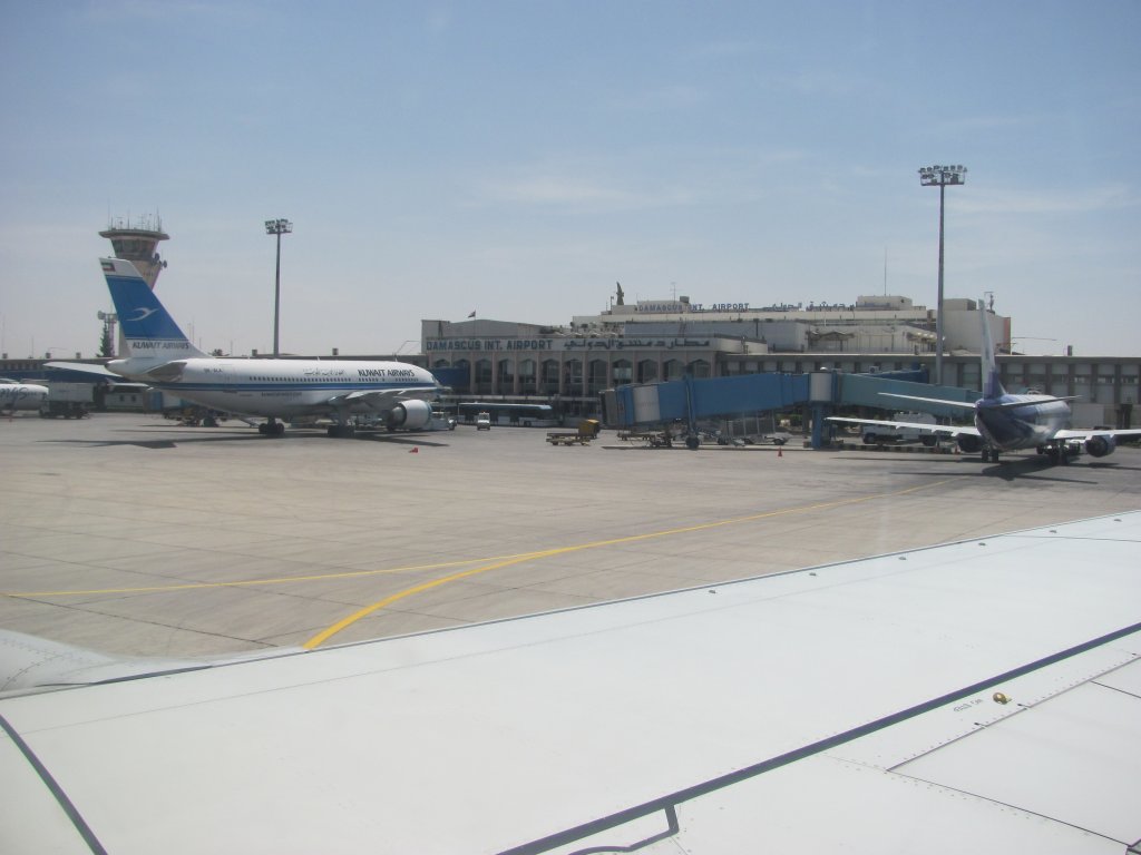 Auf dem Flug nach Aleppo legte die Germania Boeing 737-75B mit der Registrierung D-AGET einen planmigen Zwischenstopp in Damaskus ein. Hier das Hauptterminal vom Flughafen Damaskus mit einem Airbus A310-308 der Kuwait Airlines und einer Boeing 737-300 der Sama Airlines aus Saudi-Arabien.(Damaskus 15.04.2010)