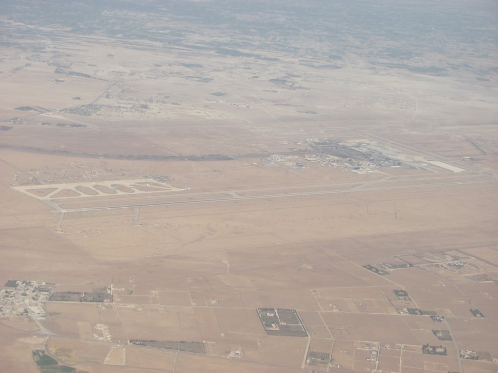 Auf dem Flug nach Aleppo legte die Germania Boeing 737-75B mit der Registrierung D-AGET einen planmigen Zwischenstopp in Damaskus ein. Hier der Flughafen von Damaskus von der Luft aus.(Damaskus 15.04.2010)