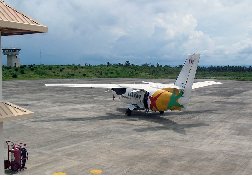 Auf dem Fluhafen von Samana war am 30.09.2004 wenig Betrieb, nur die Let L-410UV (HI-680CT) der einheimischen Air Santo Domingo wartet auf den Rckflug in die Hauptstadt. 