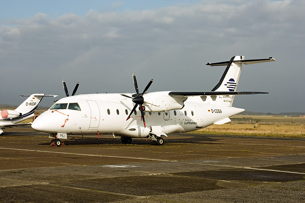 Auf dem Vorfeld 2 des Flughafen Sylt stand am 6. November 2009 die D-COSA von der Fluggesellschaft Cirrus und wartet auf dem Rckflug.