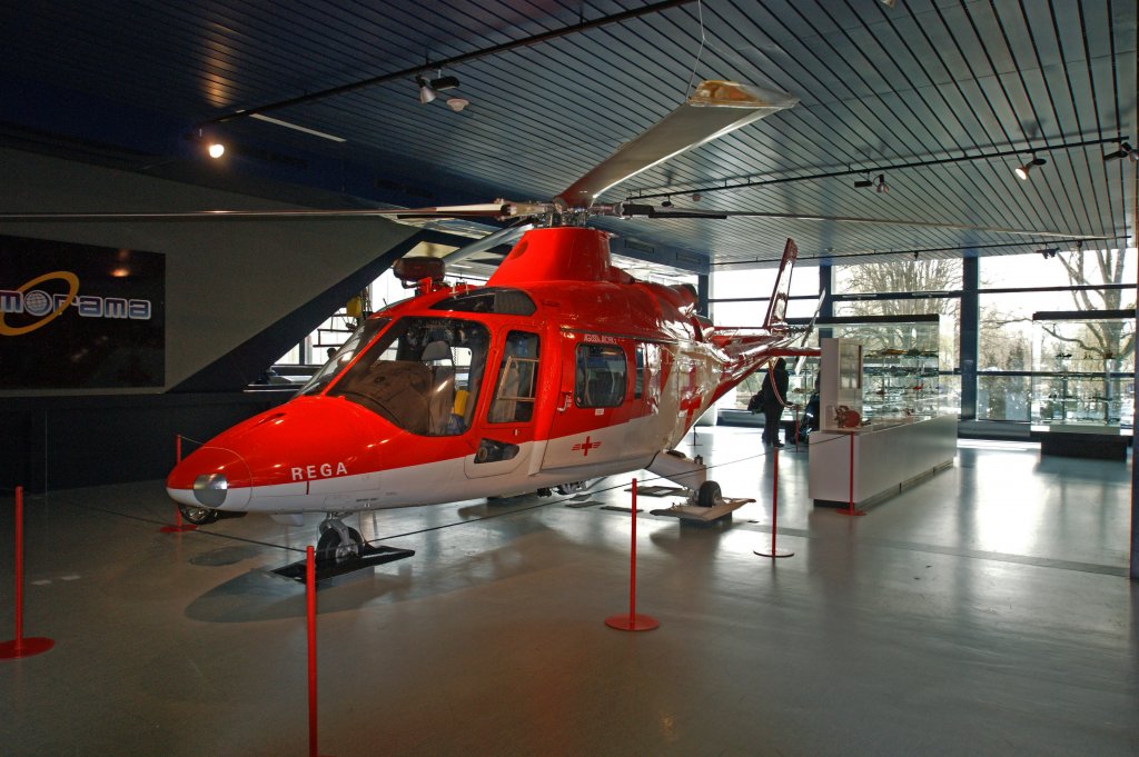 Augusta A - 109 K-2. Dieser REGA Helikopter wurde am 23. Mrz 2010 per Lastwagen ins Verkehrshaus Luzern gefahren. Es war der erste Helikopter der REGA des Typs Augusta A-109K-2 und war 17 Jahre lang im Einsatz. Die Aufnahme stammt vom 17.04.2012.