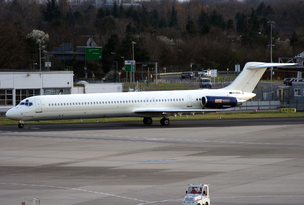 Aurora MD-82 S5-ACC auf dem Taxiway zum Gate in DUS / EDDL / Dsseldorf am 08.03.2008