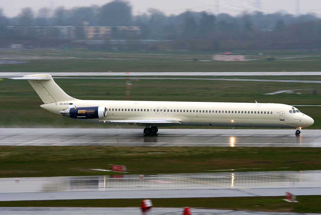 Aurora MD-83 S5-ACC donnert auf der 05R in DUS / EDDL / Dsseldorf am 22.03.2008